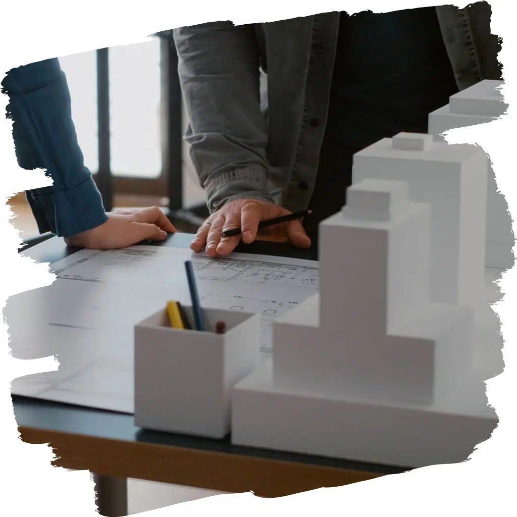 Projetistas estudando edificação para prever o SPDA