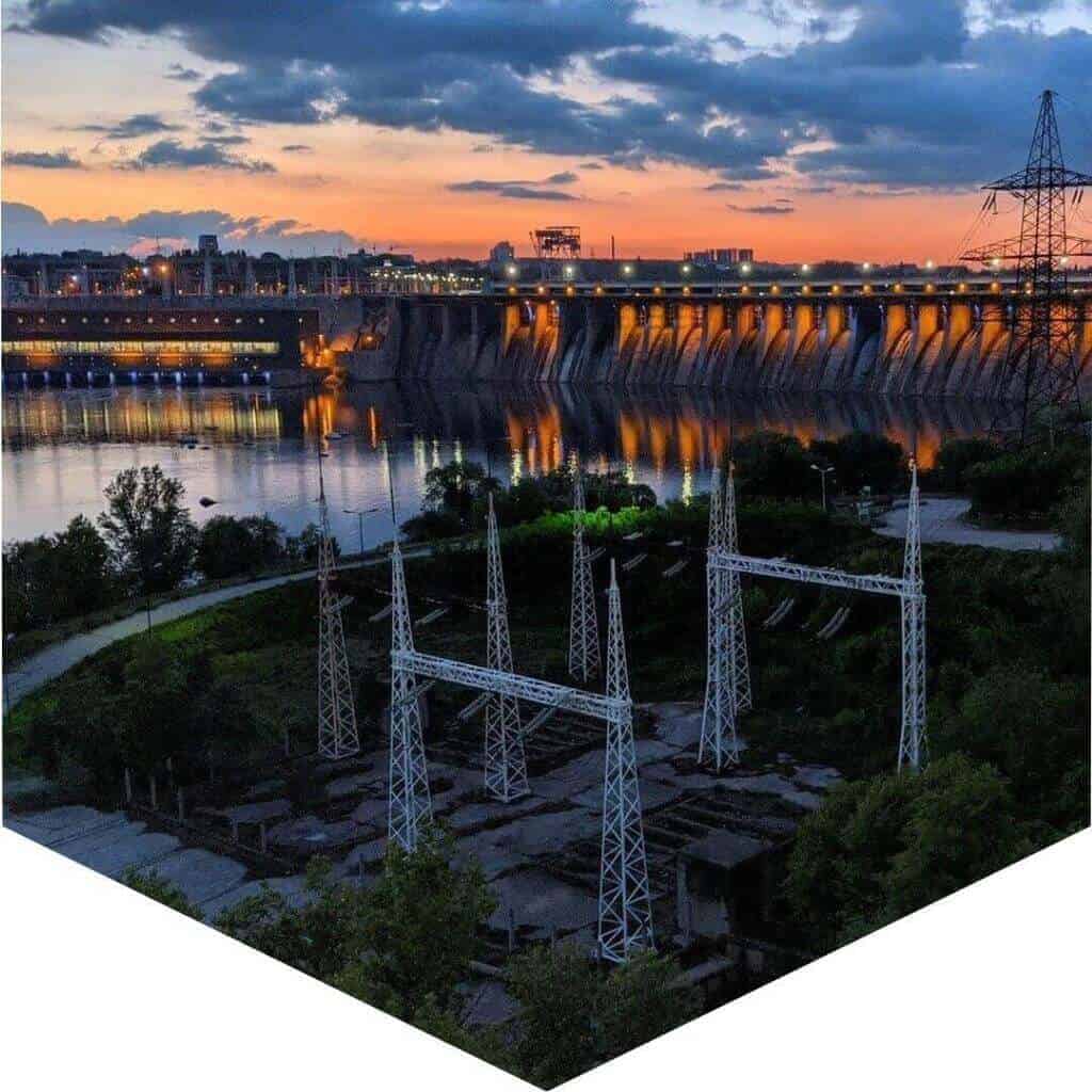 Usina Hidrelétrica ao anoitecer