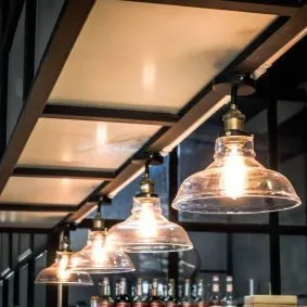 Lâmpadas decoradas em balcão de bebidas