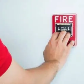 Acionando sistema de alarme contra incêndio