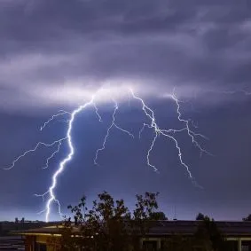 Raio descendo do céu sobre construções