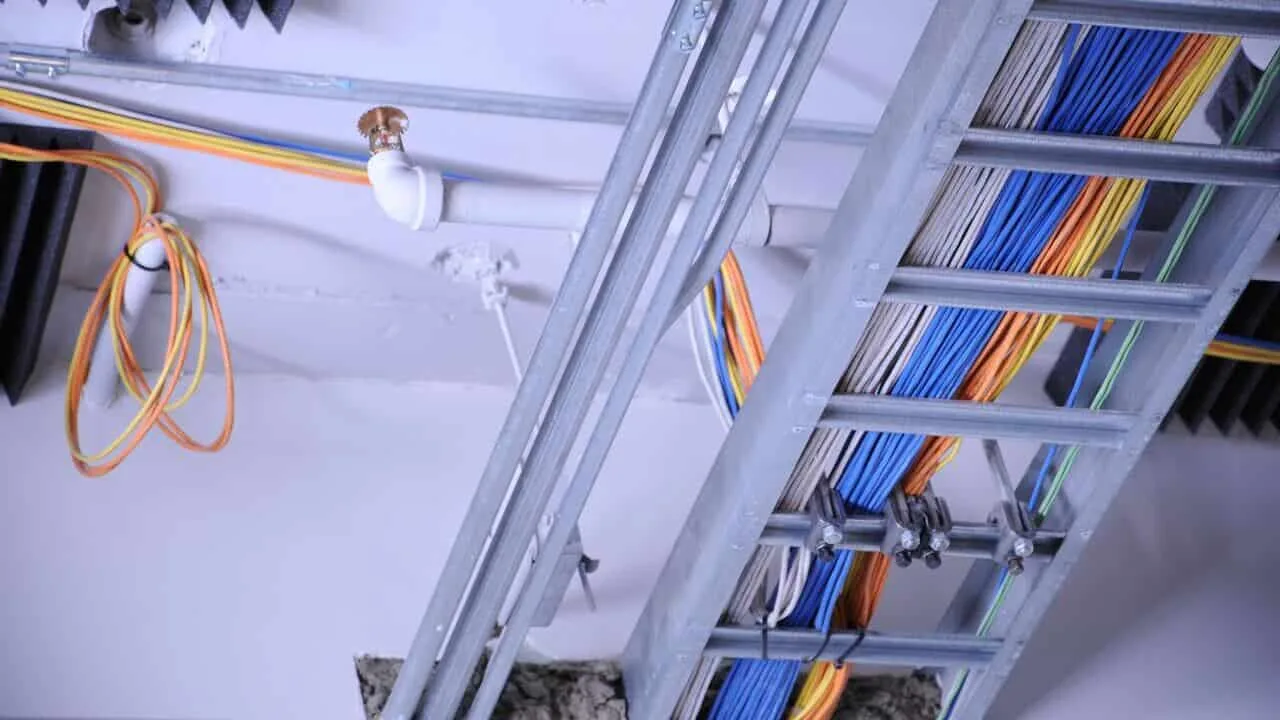 Encaminhamento de cabos elétricos